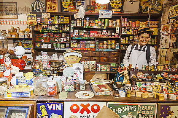 England  East Sussex  Battle  Yesterdays World Museum  Ausstellung eines historischen Lebensmittelladens