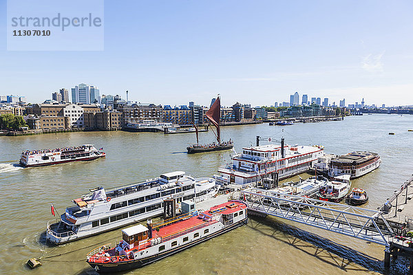 England  London  Themse mit Skyline der Docklands