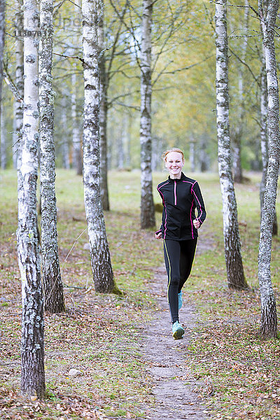 Junge Frau joggt im Wald
