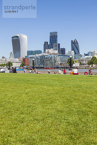 England  London  Skyline der Stadt und Rasenfläche