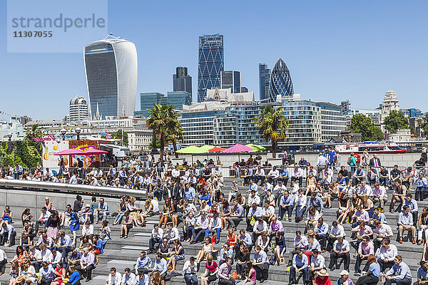 England  London  Southwark  Menschenmassen im Scoop Amphitheater und Skyline der Stadt