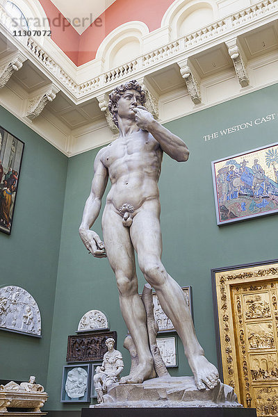 England  London  Victoria and Albert Museum  The Western Cast Court  Nachbildung der David-Statue von Michelangelo