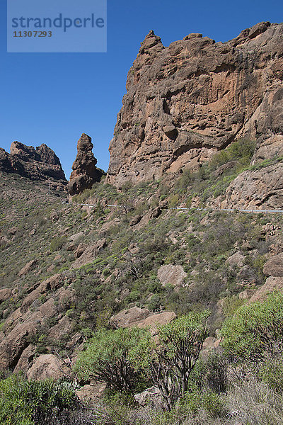 Gran Canaria  Kanarische Inseln  Spanien  Europa  La Plata  Klippe  Felsen  Berge  Vegetation  vulkanisch  Straße