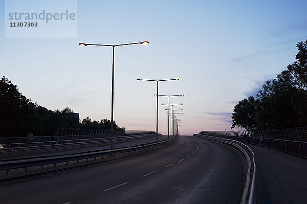 Lichter über der Autobahn in der Abenddämmerung