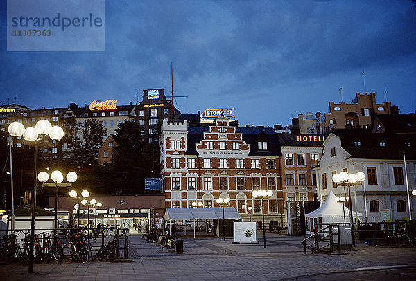 Stadtgebäude am Abend