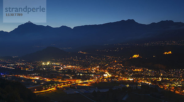 Stadt Sion in der Abenddämmerung  Wallis  Schweiz