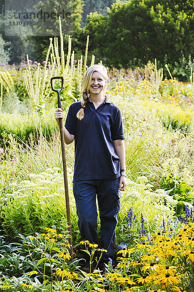 Gärtnerin in Waterperry Gardens in Oxfordshire.