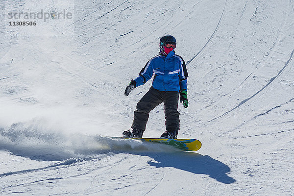 Snowboarder  14 Jahre  Berg Tegel  bei Füssen  Allgäuer Alpen  Allgäu  Bayern  Deutschland  Europa