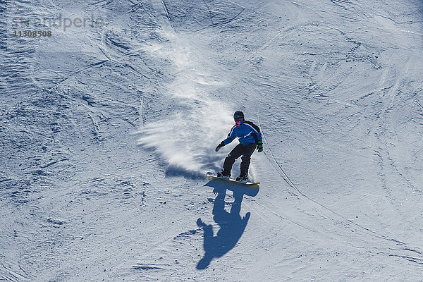 Snowboarder  14 Jahre  Berg Tegel  bei Füssen  Allgäuer Alpen  Allgäu  Bayern  Deutschland  Europa