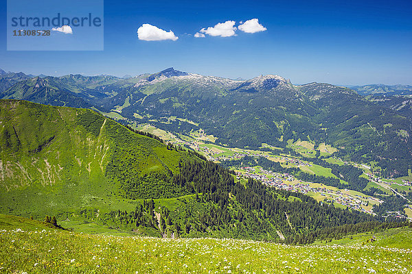 Panorama vom Fellhorn  in 2038 m  über das Kleinwalsertal zum Hohen Ifen  2230 m  dem Friedhofsplateau und Toreck  in 2016 m  Allgäu  Vorarlberg  Österreich  Europa