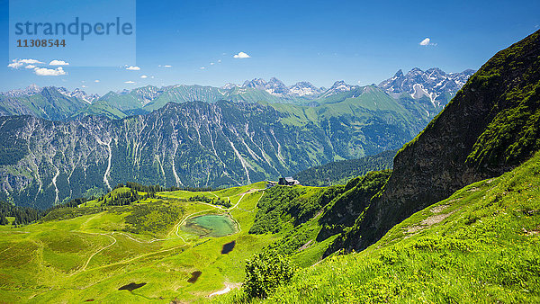 Panorama vom Fellhorn über Schlappoldsee und Bergstation Fellhornbahn zum zentralen Hauptkamm der Allgäuer Alpen  Allgäu  Bayern  Deutschland  Europa