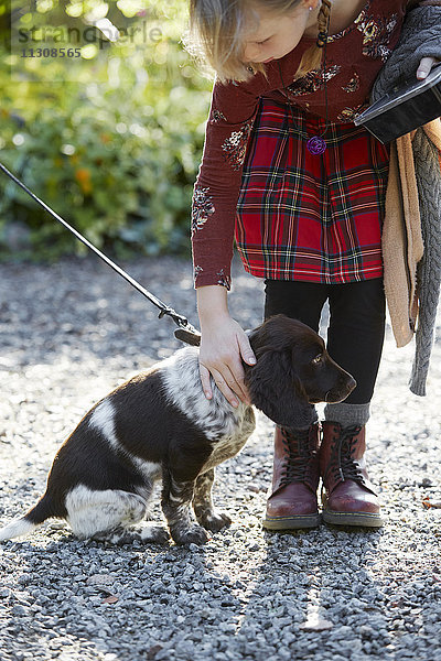 Mädchen streichelt Hund