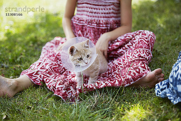 Mädchen mit Katze mit Schutzkragen