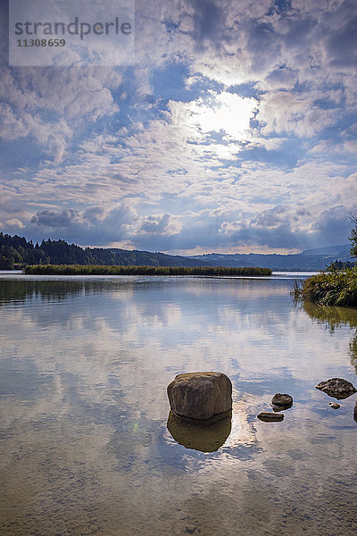 Allgäu  Bayern  Bergsee  Deutschland  Europa  Erholungsgebiet Grüngürtel  Niedersonthofener See  Oberallgäu  See  Ufer  Wasser  Wolken