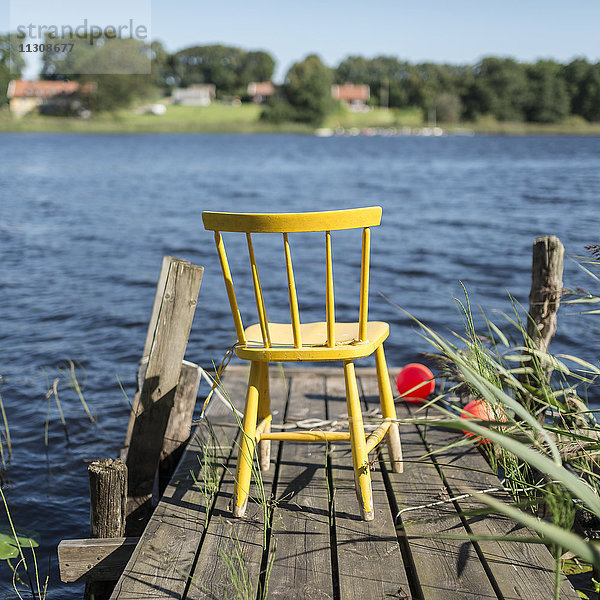 Gelber Stuhl auf Steg