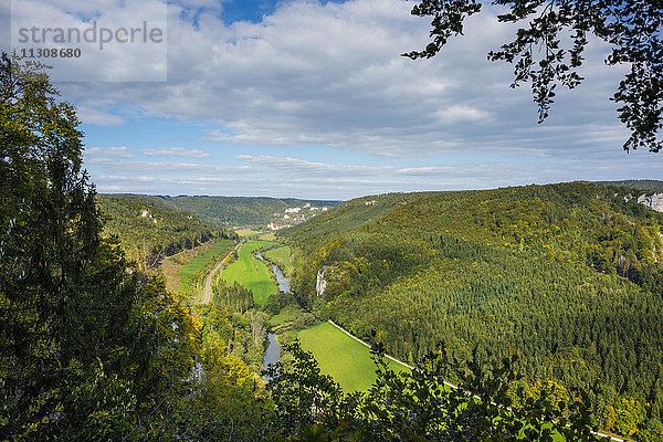 Archiabbatia Sancti Martini Beuronensis  Baden-Württemberg  Benediktiner  Kloster  Beuron  Deutschland  Donau  Donaudurchbruch  Donautal  Bahnlinie  Erzabtei St. Martin von Beuron  Europa  Fluss  Flusslandschaft  Wasser  Kloster  Kloster Beuron  Probstfelsen  Felsen  Natur  Naturschutzgebiet  oberes Donautal  Panorama  Probstfelsen  Schwäbische Alb