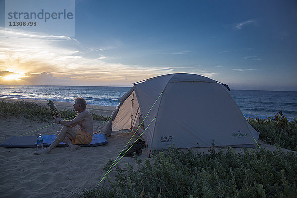 Kauai  Mann  Polihale Heiau  USA  Hawaii  Amerika  Camping  Zelt  Meer