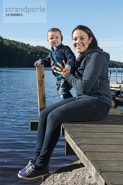 Mutter mit Sohn am See