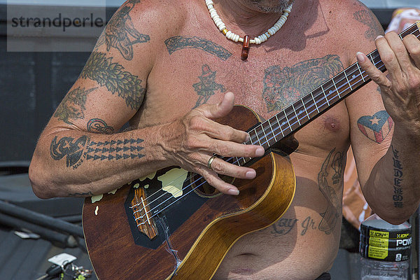 Big Island  Einheimischer  Mann  Gitarre  Tattoos  Honokohau Bay  Big Island  USA  Hawaii  Amerika