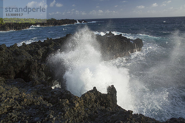 Maui  Wai'anapanapa  State Park  Küste  USA  Hawaii  Amerika  Fels  Klippe  Stein  Meer  Schaum  Brandung