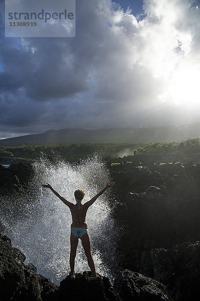 Maui  Wai'anapanapa  State Park  Küste  USA  Hawaii  Amerika  Fels  Klippe  Stein  Berge  Frau  Schaum  Brandung  Freude  Strecke  Wasser