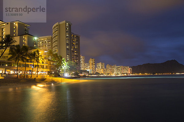 Honolulu  Oahu  Hauptstadt  Waikiki Beach  USA  Hawaii  Amerika  Stadt  Stadt  Abend