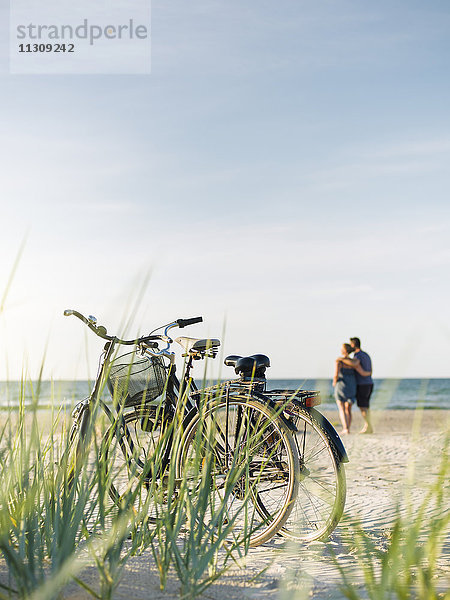 Fahrräder am Strand  Paar im Hintergrund