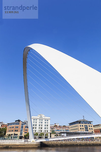 England  Tyne and Wear  Gateshead  Newcastle  Gateshead Millenium Bridge und Newcastle Skyline