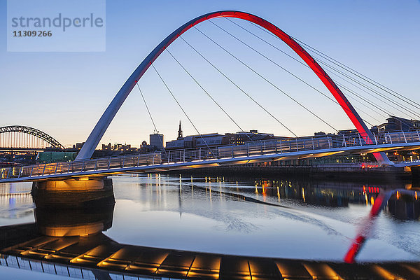 England  Tyne and Wear  Gateshead  Newcastle  Gateshead Millenium Bridge und Newcastle Skyline