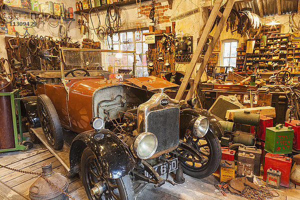 England  Hampshire  New Forest  Beaulieu  The National Motor Museum  Ausstellung historischer Autowerkstätten
