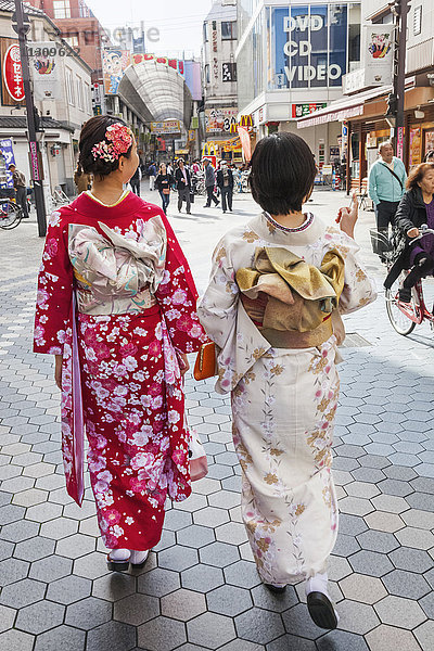 Japan  Honshu  Tokio  Asakusa  Mädchen im Kimono