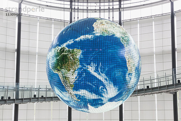 Japan  Honshu  Tokio  Odaiba  Nationales Museum für aufkommende Wissenschaft und Innovation alias Miraikan  The Geosphere Giant Globe