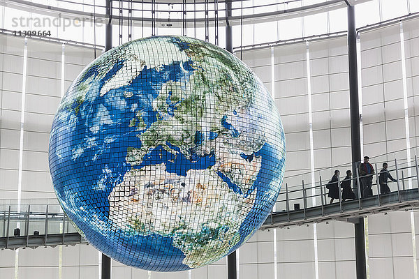 Japan  Honshu  Tokio  Odaiba  Nationales Museum für aufkommende Wissenschaft und Innovation alias Miraikan  The Geosphere Giant Globe