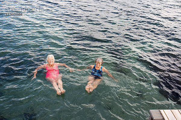Seniorinnen schwimmen im Wasser