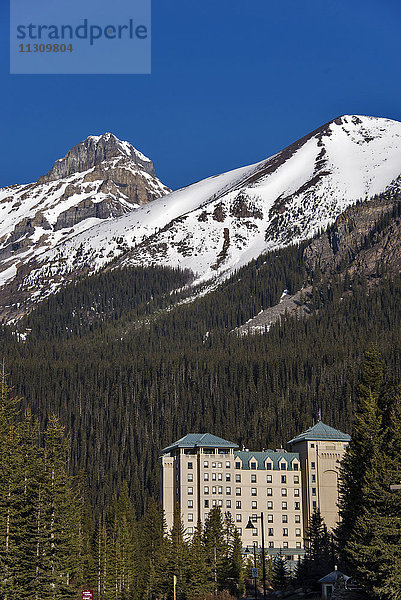 Lake Louise  Banff  Nationalpark  Alberta  Kanada  See  Berge  Landschaft  Gebäude