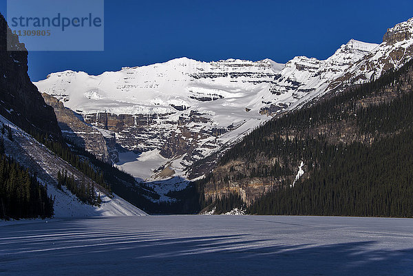 Lake Louise  Banff  Nationalpark  Alberta  Kanada  See  Berge  Landschaft  gefroren
