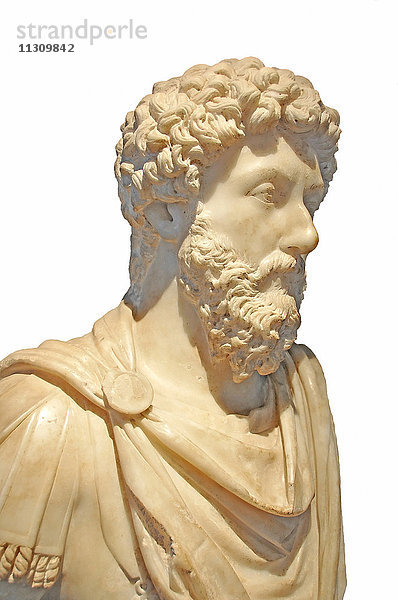Marmorbüste des römischen Kaisers Marcus Aurelius isoliert vor einem grauen Hintergrund