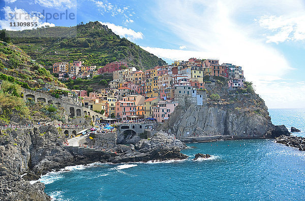 das schöne und beliebte Dorf Manarola in den Cinque Terre an der ligurischen Küste Italiens. An einem strahlenden Sonnentag.