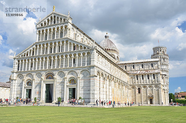 Der Dom (Kathedrale) und der schiefe Turm in Pisa  Italien