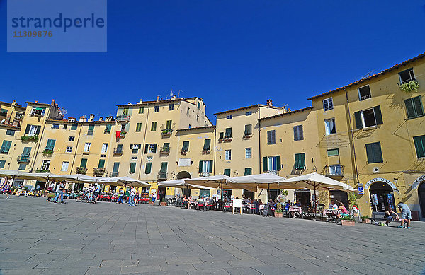 LUCCA  ITALIEN - 21. SEPTEMBER: Menschen entspannen und essen auf der oft gefilmten Piazza Amfiteatro in Lucca  Italien