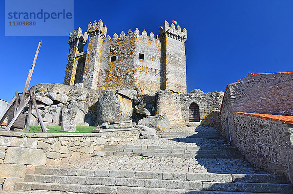 Die mittelalterliche Burg von Penedono im Norden Portugals aus dem 14. Jahrhundert mit Prismentürmen und pyramidenförmigen Zinnen