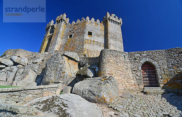 Die mittelalterliche Burg von Penedono im Norden Portugals  mit Prismentürmen und Kopfsteinpflaster  das zum Eingangstor führt