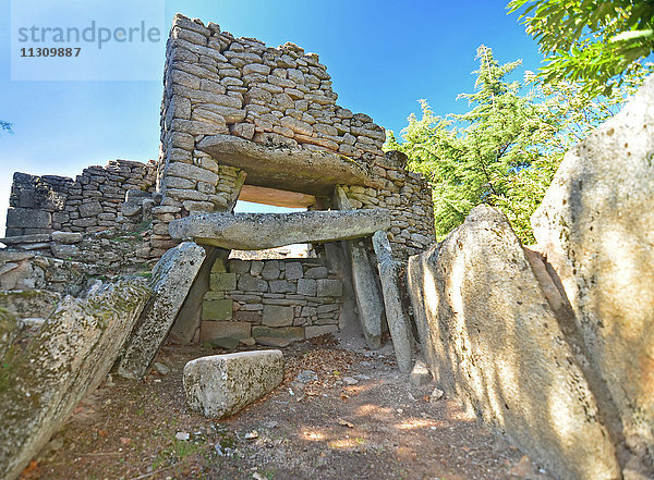 Seltenes Beispiel für einen prähistorischen Dolmen  der in eine Kirchenruine integriert ist. In Senhora do Monte  Nordportugal