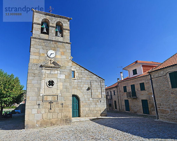 Portugiesische Kirche und Glockenturm aus dem 17. Jahrhundert in Freixo do Numao in der Nähe des Duro. Aufgenommen an einem klaren Tag.