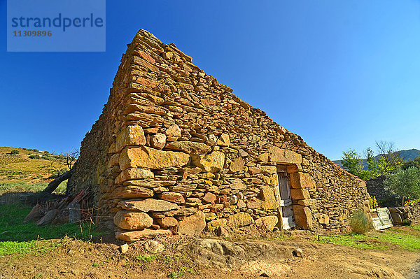Eine Hirtenhütte in einer armen Region im Norden Portugals. Eine einfache Konstruktion aus Trockenmauern ohne Fenster und ohne Licht