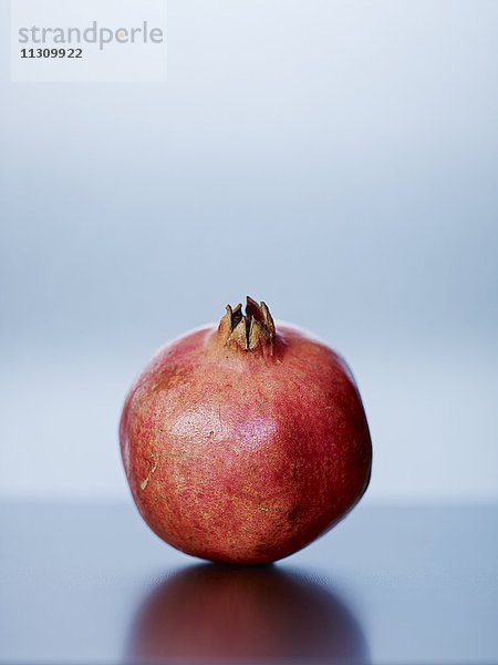 Granatapfel auf blauem Hintergrund