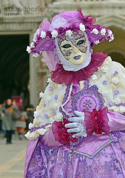 VENEDIG  ITALIEN - Schöne Frau in lavendelfarbenem Kostüm auf dem Karneval von Venedig 2015:
