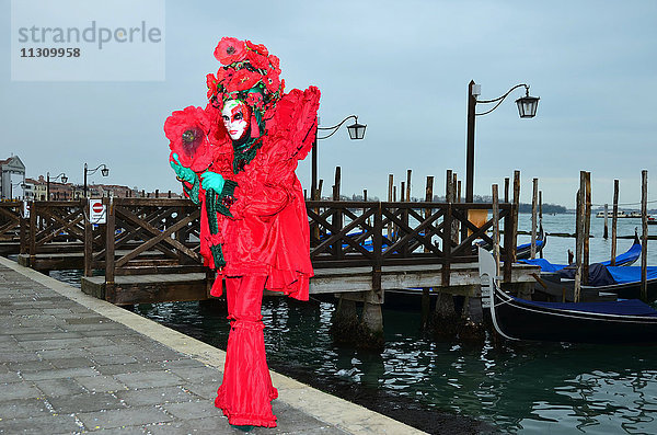 VENEDIG  ITALIEN - Karnevalskostüm während des Karnevals von Venedig 2015: