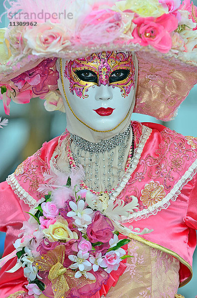 VENEDIG  ITALIEN - Schönes rosa Blumenkostüm beim Karneval von Venedig 2015: