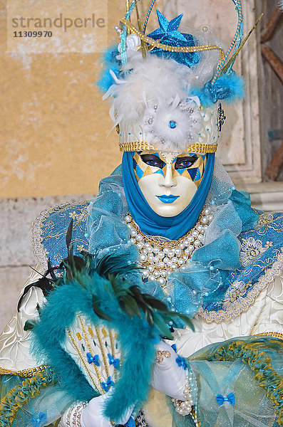 VENEDIG  ITALIEN - Schönes blaues Feder- und Perlenkostüm beim Karneval von Venedig 2015: